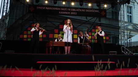 S soncem obsijan drugi festivalski dan 50. Dnevov narodnih noš in oblačilne dediščine v Kamniku (39)